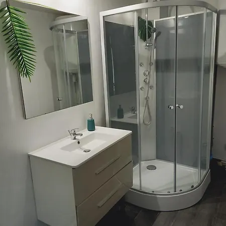 A 2 Pas Du Port, L'acapulco Apartment